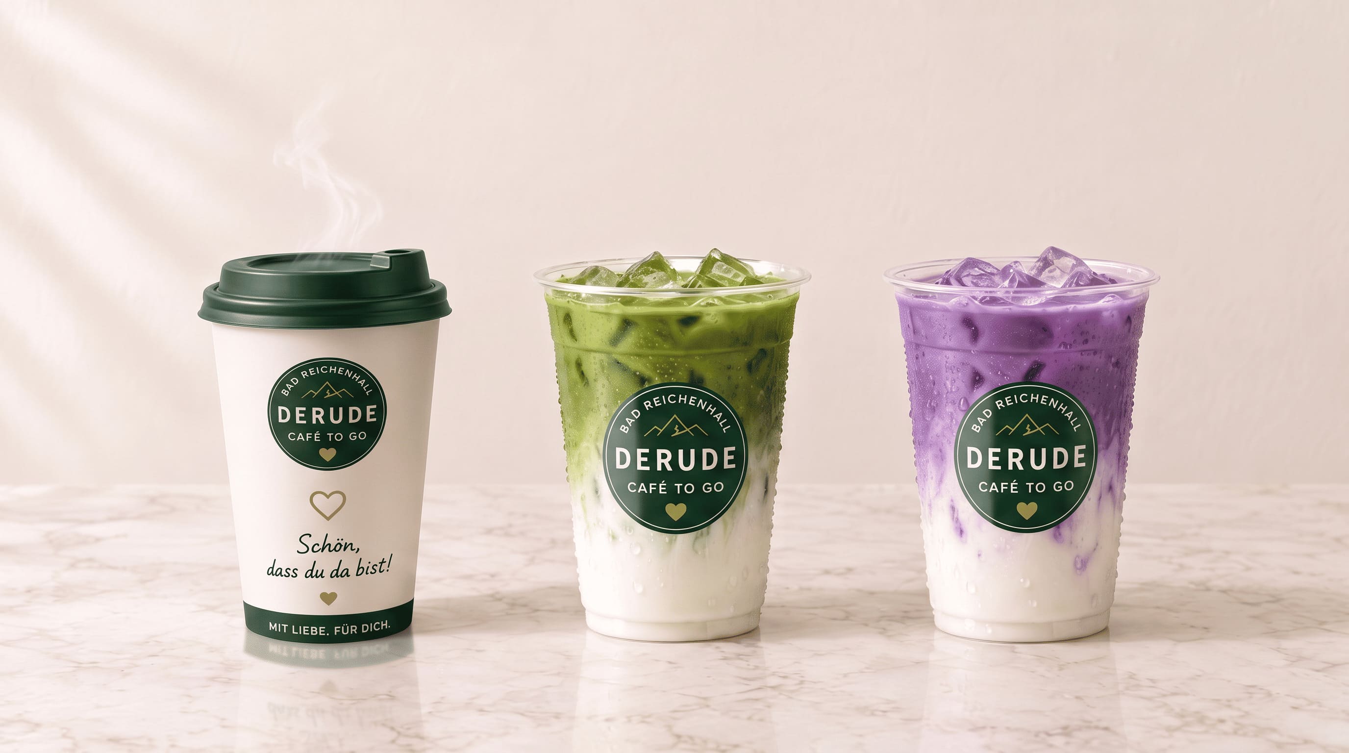 Drei DERUDE Becher mit Aufkleber